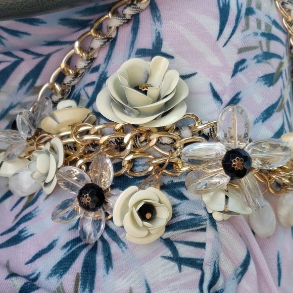 BETSEY JOHNSON FLOWER NECKLACE - Picture 2 of 7